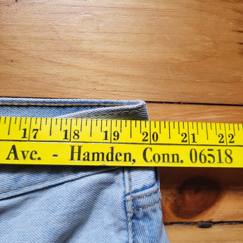 Levis 550 Jean Shorts Mens ACTUAL 39 12 Inch Relaxed Light Wash Baggy 90s Dad - Picture 6 of 10